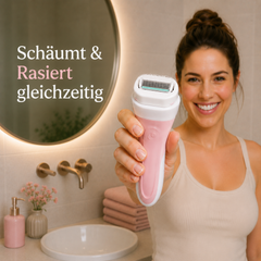 Frau hält den Wilkinson Sword Intuition Nourishing Rasierer im Badezimmer für eine sanfte 2-in-1 Rasur und Hautpflege