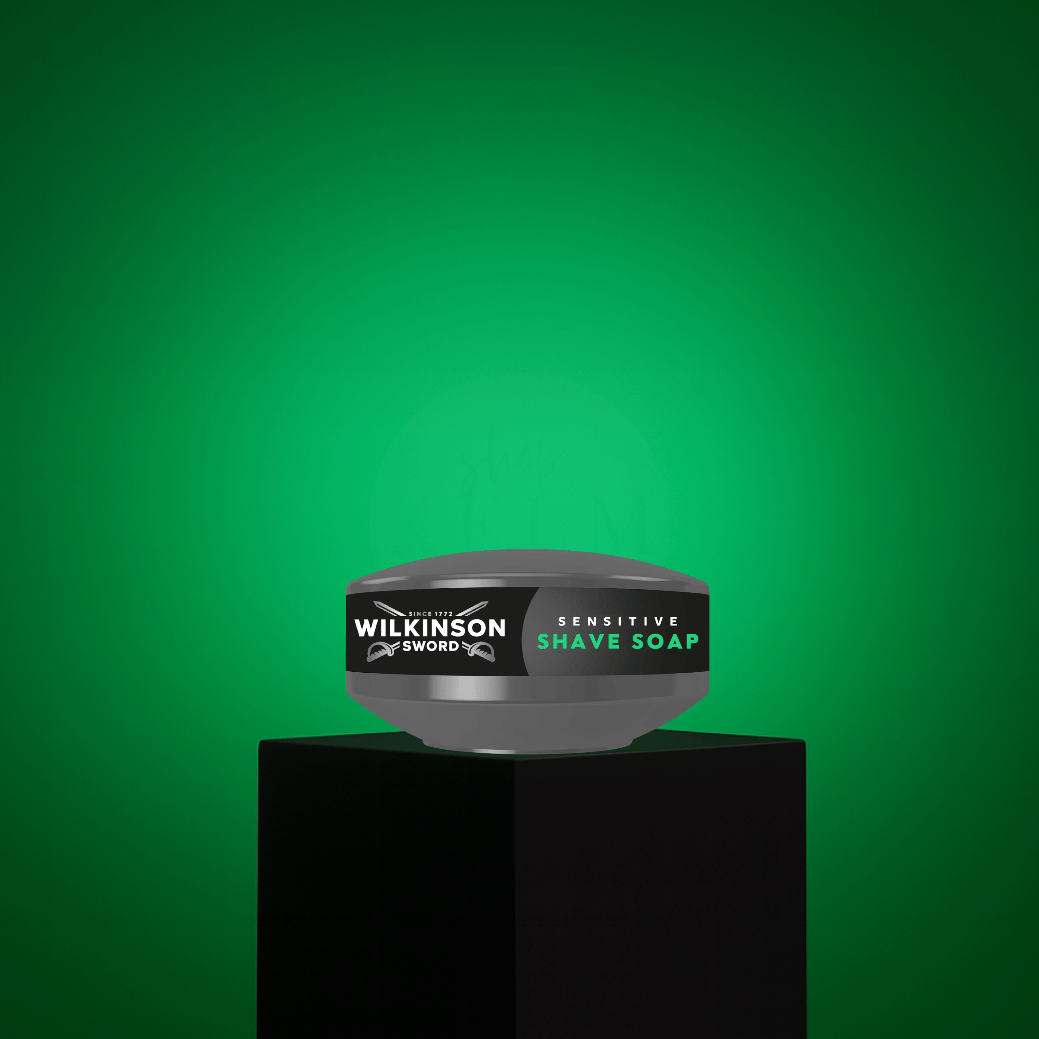Wilkinson Sword Sensitive Shave Soap auf Podest als Premium Rasierseife für klassische Nassrasur
